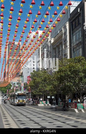 Melbourne in Victoria, Australien. Christbaumschmuck in der Bourke Street Mall, einer der wichtigsten Einkaufsstraßen von Melbourne. Stockfoto