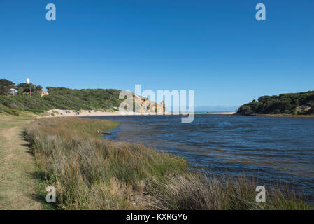 Blick über Painkalac Creek an Aireys Inlet an der Great Ocean Road in Victoria, Australien. Stockfoto