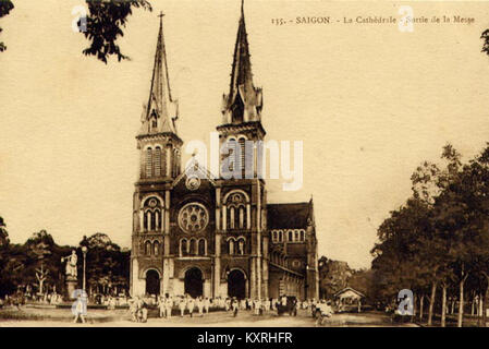 Die Kathedrale Notre-Dame von Saigon (Ho-Chi-Minh-Stadt, Vietnam), die von 1877 bis 1880 unter französischer Kolonialherrschaft erbaut wurde, verfügt über zwei Glockentürme (57,6 m), eine rote Backsteinfassade, Buntglasfenster und ein neoromanisches Design, das die kirchliche Kolonialarchitektur widerspiegelt. Stockfoto