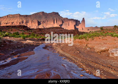 Sonnenuntergang bei Fisher Towers - ein Frühling Sonnenuntergang bei Onion Creek, in der Nähe der berühmten Fisher Towers. Colorado River Scenic Byway (U-128), Moab, Utah, USA. Stockfoto