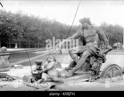 Der Char d’Apollon in den Gärten des Schlosses von Versailles ist eine monumentale Brunnenplastik, die den Wagen des Apollo darstellt und französische Barockkunst und königliche Symbolik repräsentiert. Stockfoto