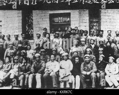 Mao Zedong (1893-1976) und die Leute an der Yan'an Forum für Literatur und Kunst 1942, einschließlich Chen Xuezhao 5. von links in der 3. Sitzreihe Stockfoto