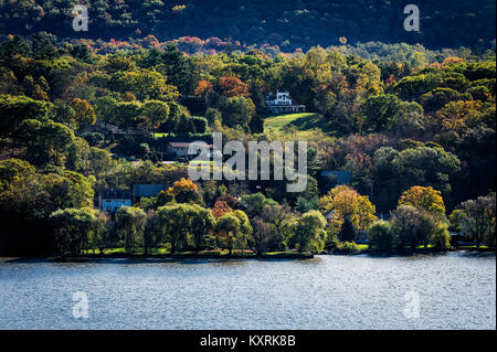 Wohnungen mit Blick auf den Hudson River, Phiipstown, New York, USA. Stockfoto