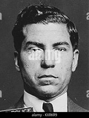 Charles „Lucky“ Luciano (1897–1962) war ein italienisch-amerikanischer Gangster, der in den 1920er und 1930er Jahren zur Gründung der modernen amerikanischen Mafia beitrug, indem er Bandenallianzen organisierte, das National Crime Syndicate gründete und eine zentrale Rolle im organisierten Verbrechen in den Vereinigten Staaten spielte Schlüsselwörter: Charles Luciano,Lucky Luciano,italienisch-amerikanisch,Mobster,USA,Anfang des 20. Jahrhunderts,organisierte Kriminalität,Bandenallianzen,National Crime Syndicate,1920er,1930er Jahre,Mafia,Kriminalgeschichte,Unterwelt,New York,Prohibition,Kriminalboss,La Cosa Nostra,selbst,Amerika,kriminelles Netzwerk. Stockfoto