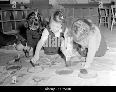 Die Schüler kommen und studieren in der Kinderabteilung der Côte-des-Neiges School Library in Montreal, die in einem Bildfoto des Archivs dargestellt ist. Stockfoto