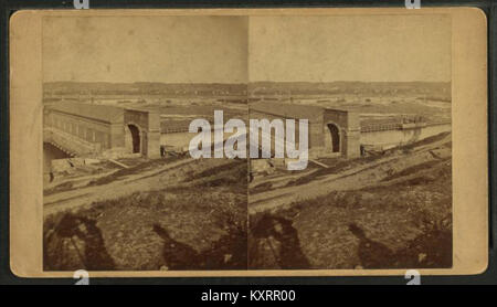 Connecticut River Dam mit Brücke über (Schatten des Fotografen im Vordergrund, von Mailand s. Warner Stockfoto