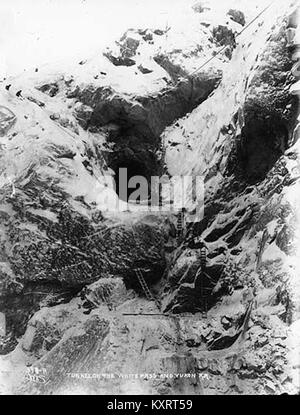 Der White Pass und der Tunnel Mountain Tunnel der Yukon Railroad, der um 1899 fertiggestellt wurde, stellt eine wichtige technische Leistung im Eisenbahnbau Alaskas dar und stellt eine wichtige Infrastruktur für Transport und Entwicklung in der Region dar. Stockfoto