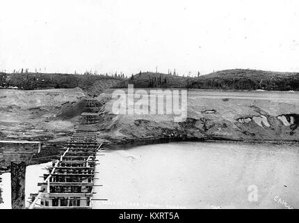Die White Pass & Yukon Railroad wurde 1899 am Lewis Lake gebaut und ist eine historische Eisenbahnstrecke in Kanada. Diese Entwicklung spielte eine entscheidende Rolle bei der Anbindung der Region und der Erleichterung des Transports durch schwieriges Gelände. Stockfoto