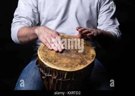 Mann spielt afrikanische Djembe Trommel Stockfoto
