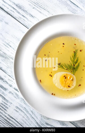 Teil der Hühnerbrühe auf dem hölzernen Tisch Stockfoto