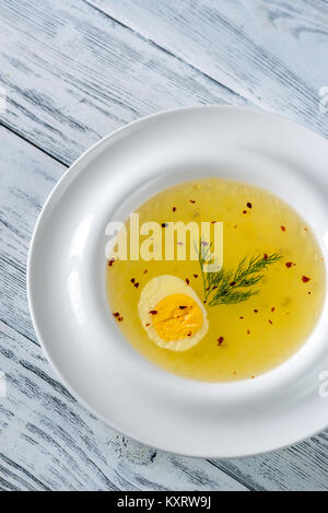 Teil der Hühnerbrühe auf dem hölzernen Tisch Stockfoto