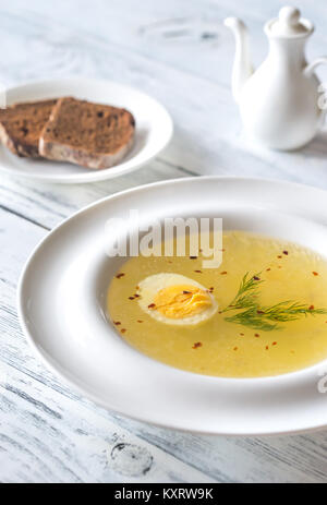 Teil der Hühnerbrühe auf dem hölzernen Tisch Stockfoto