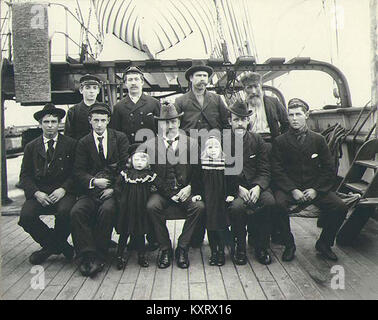 Crew und zwei kleine Mädchen auf dem Deck des dreimaster LADY ISABELLA, Puget Sound, Washington, ca 1904 (HESTER 50) Stockfoto