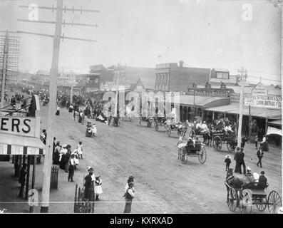 Menge beobachten Parade in der Hannan Street, Darwin, 1901 Stockfoto