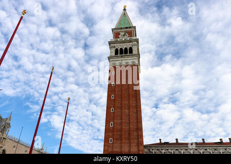 St Mark's Campanile (Campanile di San Marco) in der Markusplatz (Piazza San Marco) Venedig, Italien, am Tag eines klaren Sommer. Stockfoto