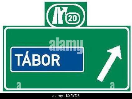 Das Schild CZ-IS06g ist ein tschechischer Verkehrsindikator, der vor einer Kreuzung verwendet wird, um die Fahrer über die bevorstehende Anordnung von Kreuzungen oder Navigationsanweisungen zu informieren. Stockfoto
