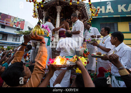 Hinduistische Gläubige feiern die zeremoniellen Verehrung der hinduistischen Gottheit Herr Muruga während der Feier von Thaipusam beginnend mit einem Wagen Prozession Stockfoto
