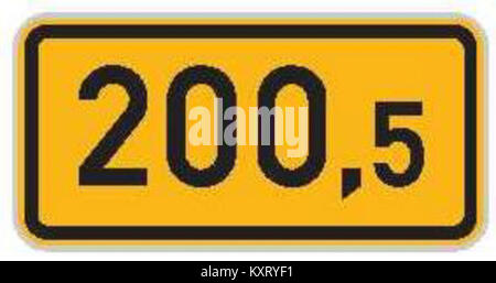 Eine Meilensteinmarkierung entlang einer Straße oder Autobahn, die die Entfernung von einem bestimmten Startpunkt angibt. Diese Markierungen liefern wichtige Informationen für Reisende, um Entfernungen zu messen und Orte entlang der Route zu finden. Stockfoto