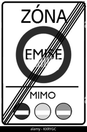 Das tschechische Verkehrszeichen CZ-IZ09b markiert das Ende einer Emissionszone und weist darauf hin, dass Fahrzeuge ein Gebiet verlassen, das durch Umweltemissionsnormen geregelt ist. Stockfoto