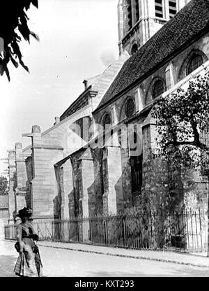 Der seitliche Teil der Kirche in Vitry-sur-seine zeigt detailliertes architektonisches Design und Bauwerk. Es ist im Médiathèque de l’Architecture et du patrimoine-Archiv als Teil des französischen Erbes erhalten. Stockfoto