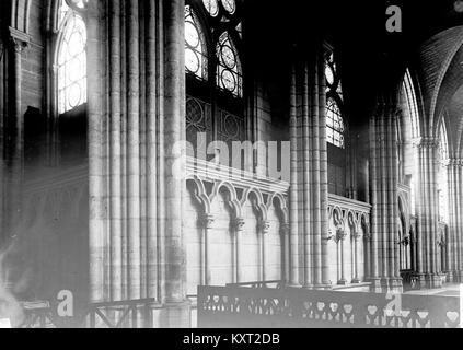 Foto der Kreuzung in der Abteikirche Saint-Denis, Frankreich. Das Bild fängt die Kreuzung von Schiff und Querschiff ein und zeigt gotischen architektonischen Stil und historische Bedeutung. Stockfoto