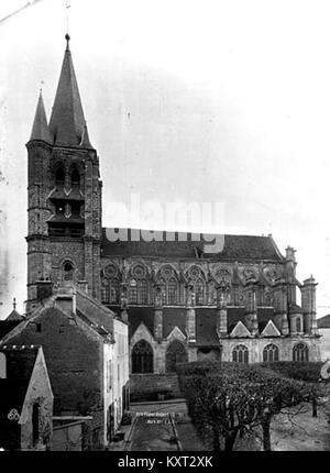 Die Südansicht der Kirche Saint-Etienne in Brie-Comte-Robert, Frankreich, zeigt gotische architektonische Merkmale und strukturelle Gestaltung, die von der Médiathèque de l’Architecture et du patrimoine aufgenommen wurden. Stockfoto