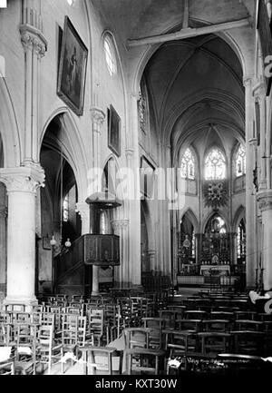 Dieses Foto zeigt das Kirchenschiff der Kirche Saint-Germain in Vitry-sur-seine, Frankreich, vom Eingang aus gesehen. Es unterstreicht die architektonische Symmetrie und den historischen Charakter dieser französischen religiösen Stätte. Stockfoto
