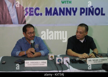 Ein Foto von einer Pressekonferenz von Emmanuel Piol da, das Momente der öffentlichen Kommunikation und der medialen Interaktion während der Veranstaltung dokumentiert. Stockfoto