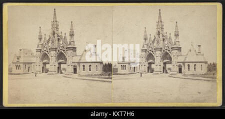 Foto vom Südeingang des Greenwood Cemetery in Brooklyn, New York, mit Toren, Wegen, Landschaftsgestaltung, und architektonische Gestaltung des historischen Friedhofs, der 1838 gegründet wurde. Das Bild hebt das Layout und die ästhetischen Merkmale des Friedhofs hervor. Stockfoto