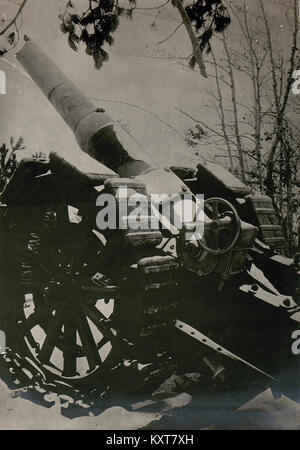 1918 eroberte er Artillerieobjekte bei Mincigos, bei denen mehrere schwere Geschütze von österreichisch-ungarischen Streitkräften gegen Ende des Ersten Weltkriegs aufgegriffen wurden. Stockfoto