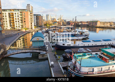 London, England - Januar 2018. Blackwall Basin in Pappel, in der Nähe von Canary Wharf. Stockfoto