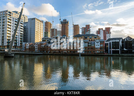 London, England - Blick über die South Dock in Canary Wharf der neuen Wohngebiete, Harbour, im Bau in South Quay. Stockfoto