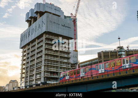 Wardian, Wohnanlage im Bau auf der Isle of Dogs, London von Eco World-Ballymore, entworfen vom Architekten Firma Glenn Howells. Stockfoto