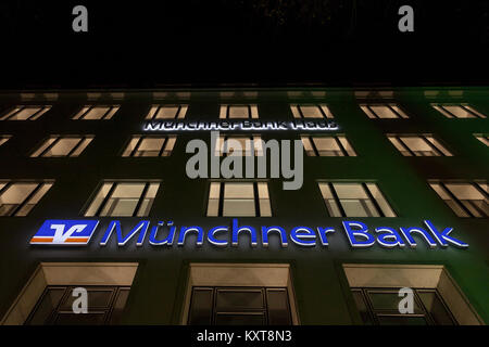 München, Deutschland - Dezember 17, 2017: Munchner Bank Logo auf ihren München Office (Munchner Bank Haus) in der Nacht. Munchner Bank (Bank von München Stockfoto