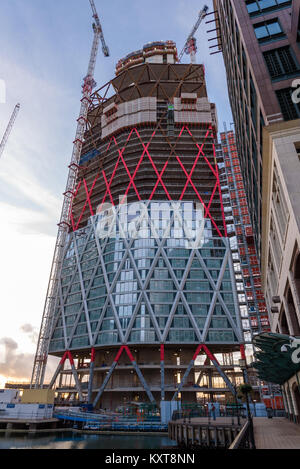 Bau in Isle of Dogs London. Neufundland Quay Projekt, ein 60-stöckiges Wohngebäude Hochhaus in Entwicklung westlich der Canary Wharf. Stockfoto