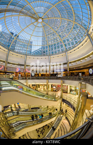 Innenraum der Canary Wharf Einkaufszentrum. Glaskuppel und der Wolkenkratzer 1 Canada Square. Cabot Square, Leute auf Rolltreppen, Geschäften und Restaurants. Stockfoto