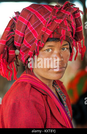 Portrait von lokalen Frau in den Tag Zeit im lokalen Markt Inle, Myanmar Stockfoto