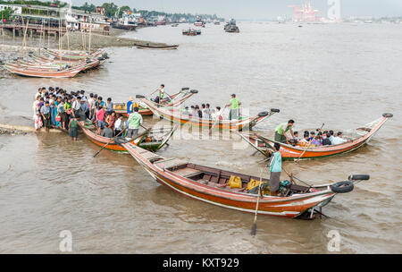 Dorf die Leute, die mit dem Boot den Fluss zu überqueren, Myanmar Stockfoto