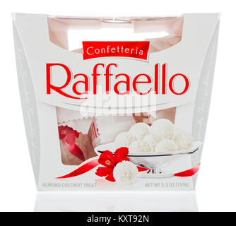 Winneconne, WI-30 Dezember 2017: ein Paket von confetteria Raffaello Mandel Kokos Leckereien auf einem isolierten Hintergrund. Stockfoto