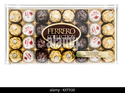 Winneconne, WI-30 Dezember 2017: ein Paket von einem Ferrero Sammlung Schokolade assortmant auf einem isolierten Hintergrund. Stockfoto