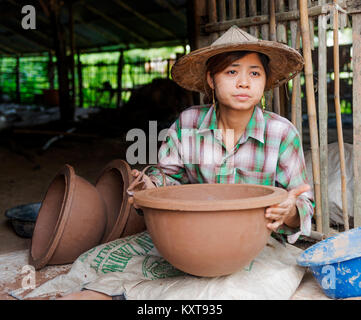 Frau Ton in ihrem Dorf, Myanmar Stockfoto