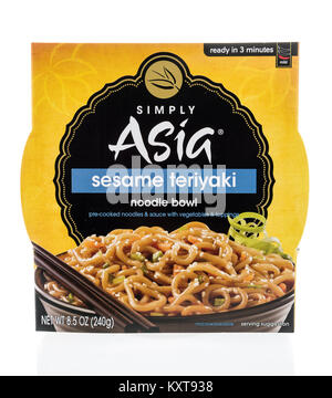 Winneconne, WI-30 Dezember 2017: ein Paket von Einfach Asia noodle Bowl in Sesam teriyaki Geschmack auf einem isolierten Hintergrund. Stockfoto