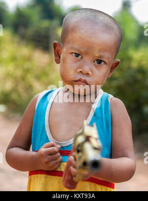 Porträt eines kleinen Jungen in einem lokalen Dorf in Yangon, Myanmar Stockfoto