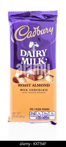 Winneconne, WI - 31. Dezember 2017: ein Paket von einem Cadbury Dairy Milk Schokoriegel mit gerösteten Mandeln auf einem isolierten Hintergrund. Stockfoto