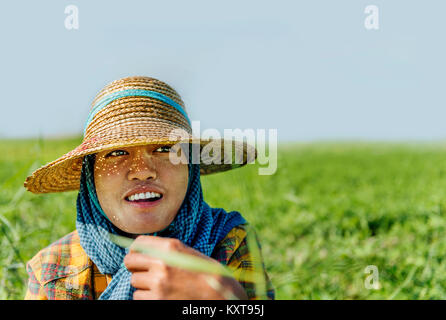 Portrait von Bauer arbeiten im Feld, Myanmar Stockfoto