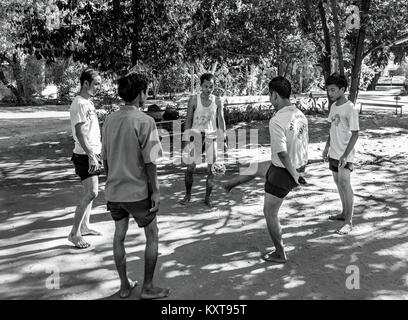 Die burmesische Männer spielen Chinlone während Ihrer Arbeitspause, Bagan, Myanmar Stockfoto