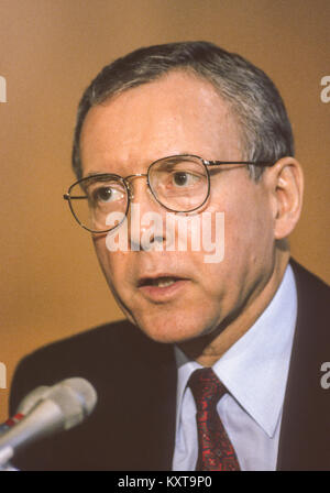 WASHINGTON, DC, USA - 18. MAI 1992: Der US-Senator Orrin Hatch (R-Utah) während der Anhörung des Finanzausschusses auf dem Capitol Hill. Stockfoto