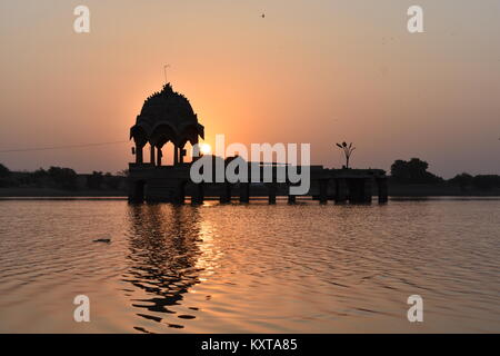 Historische Denkmal in Gadisar See Jaisalmer Rajasthan Indien Stockfoto