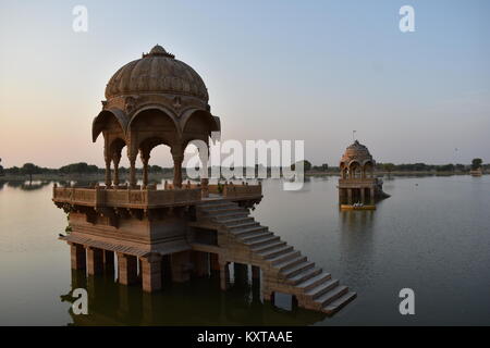 Historische Denkmal in Gadisar See Jaisalmer Rajasthan Indien Stockfoto