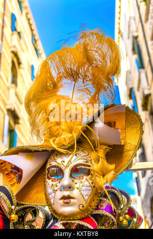 Bunte Gelb Karneval Maske mit Federn und Farbbänder Venedig Italien Stockfoto